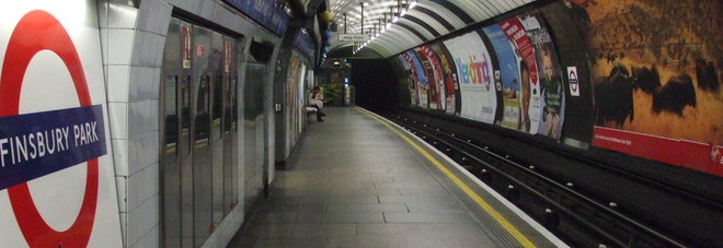 Londra, fiamme su un vagone della metro: evacuate due stazioni