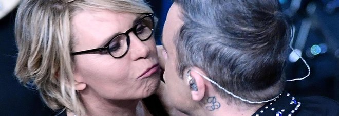 Sanremo, Robbie Williams bacia Maria De Filippi dopo l'esibizione