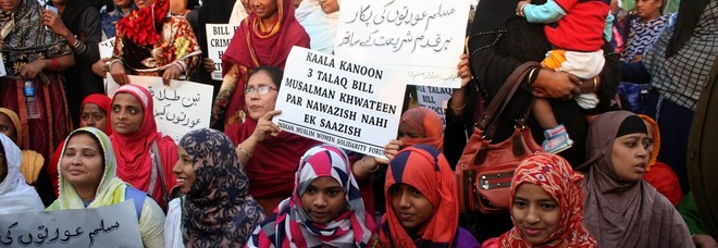 Una manifestazione delle donne indiane contro il triplo Talaq