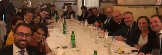 Governo Conte, cena natalizia con i ministri: ma nella foto manca Fioramonti che medita sulle dimissioni
