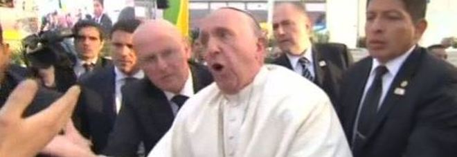 Il Papa rimprovera un ragazzo che per poco non lo faceva cadere VIDEO