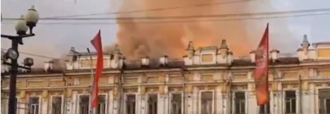 Russia, edificio storico va a fuoco nel centro storico di Irkutsk