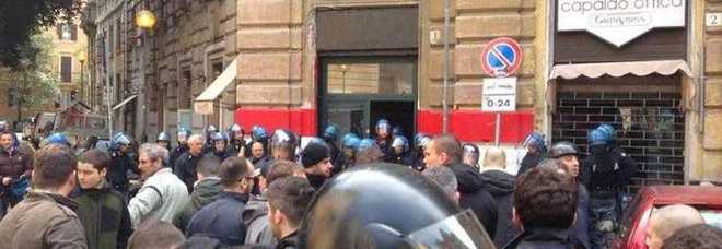 Roma, sgomberata la sede di Casapound al Flaminio: tensione tra militanti e forze dell'ordine