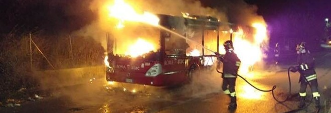 Bus Atac in fiamme nella notte a Roma: allarme in via del Fosso della Magliana
