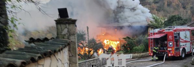 Pico, abitazione distrutta dalle fiamme: paura per i tre occupanti