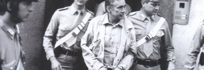 Enzo Tortora in manette nel 1983