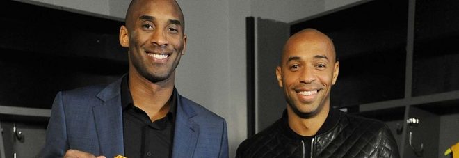 Kobe Bryant e Thierry Henry si scambiano le maglie