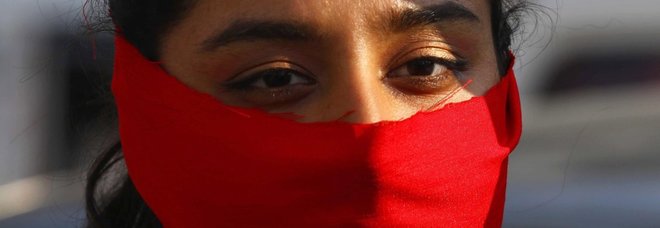 «Ha avuto rapporti», 12enne lapidata in Pakistan. Genitori arrestati, ma per loro è un incidente