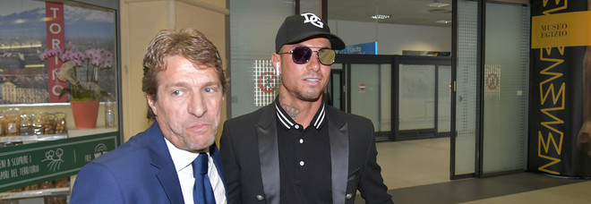 «Cristiano Ronaldo è atterrato a Torino»: selfie in aeroporto, ma in realtà era Izzo