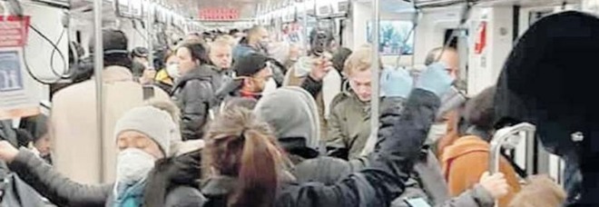 Coronavirus, sui social la foto della folla in metro a Milano. Gallera: «Inaccettabile»