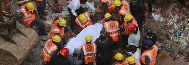 Mumbai, crolla un palazzo per le forti piogge: almeno 12 morti e sette feriti