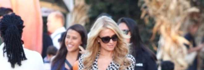 Paris Hilton, reginetta di Halloween fa shopping di zucche