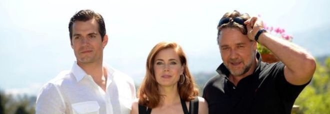 Russel Crowe (a destra) a Taormina con Henry Cavill e Amy Adams