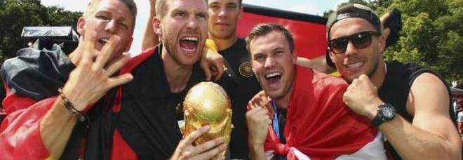 Germania, la Coppa del Mondo danneggiata durante i festeggiamenti