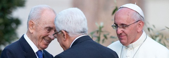 In Vaticano l'abbraccio tra Abu Mazen e Shimon Peres. Il Papa: la Chiesa deve sorprendere