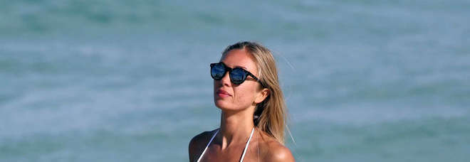 Laura Cremaschi hot, conquista Miami con un bikini bianco supersexy