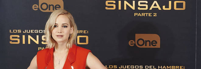 Jennifer Lawrence signora in rosso al photocall del nuovo capitolo di Hunger Games