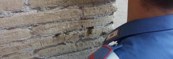 Colosseo, una turista austriaca incide le iniziali su una colonna con un coltellino