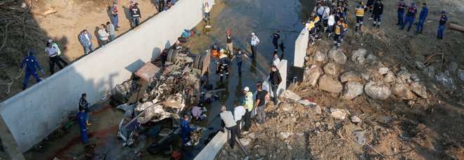 Tir carico di migranti, stipati illegalmente, si ribalta in Turchia: 19 morti, molti bambini