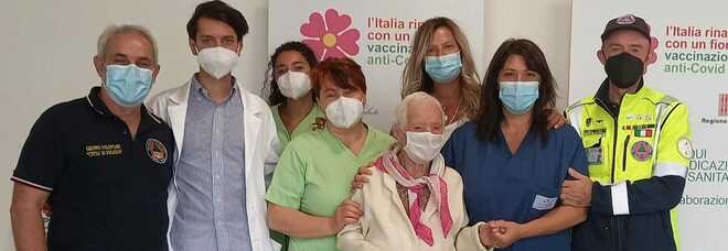 Foligno, nonna Venezia a 100 anni si vaccina senza problemi. Ad accoglierla sanitari e volontari di Protezione Civile