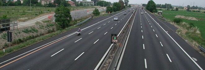 Roma, incidente tra due auto sull'A1: morto un uomo di 30 anni, grave una donna