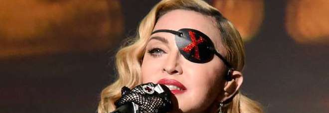 Madonna in calze a rete contro l'ageism: «Mi puniscono per aver compiuto 60 anni»