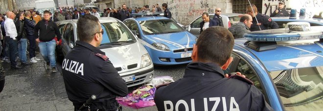 Napoli, rissa tra immigrati a bottigliate a Porta Nolana: poliziotti circondati