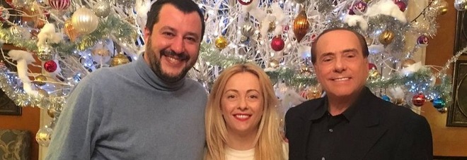 Berlusconi, Meloni, Salvini e la foto con l'albero di Natale, l'ironia di Mentana: «I re magi»