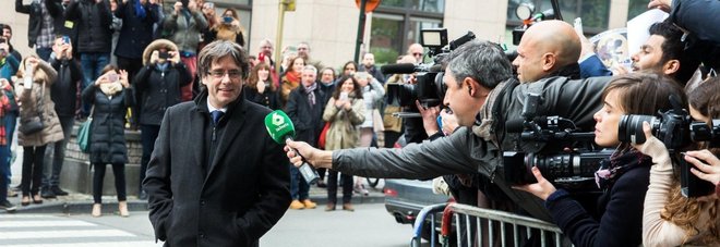 Catalogna, Puigdemont non si presenterà ai giudici. L'avvocato: «Lotteremo contro richieste di estradizione»