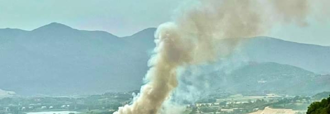 Rieti, vasto incendio lungo la Ternana