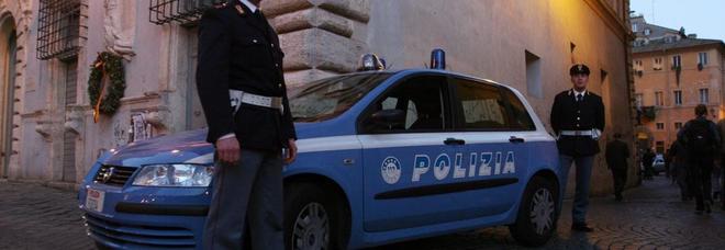 Roma, fingeva di pulire marciapiede ma all’arrivo della polizia ingoia 15 dosi eroina