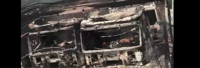 Autorimessa in fiamme, distrutti diversi camion a ridosso della Pontina
