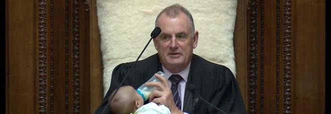 Nuova Zelanda, lo speaker babysitter allatta il bebè di un collega in Parlamento