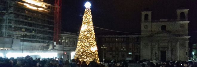 Albero Di Natale Grande.L Aquila Acceso Il Grande Albero Di Natale In Piazza Duomo