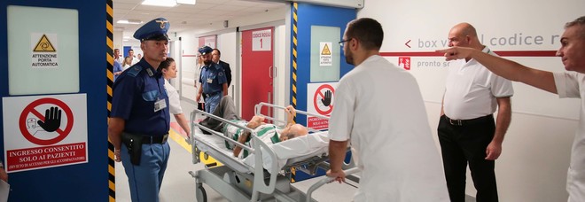 Napoli, tragedia in ospedale: detenuto sfugge e si uccide lanciandosi giù dalle scale