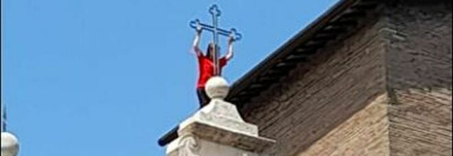 Roma, donna sale sul tetto della chiesa e minaccia il suicidio: caos vicino all'Anagrafe, strade chiuse