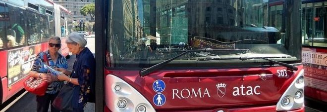 Roma, bus senza aria condizionata: passeggero schiaffeggia l'autista Atac