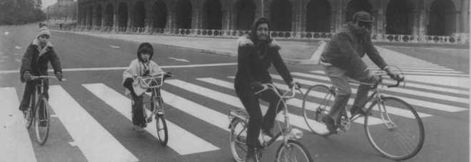Famiglia in bici al Colosseo nel 1973