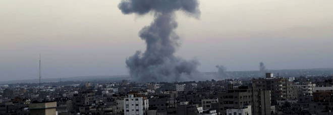 Hamas lancia razzi e Israele riprende i raid su Gaza: prima vittima israeliana. Netanyahu: «Vogliono la guerra»