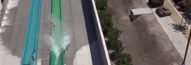 Si lancia dallo scivolo del parco acquatico, bimbo di 10 anni atterra sul cemento: video