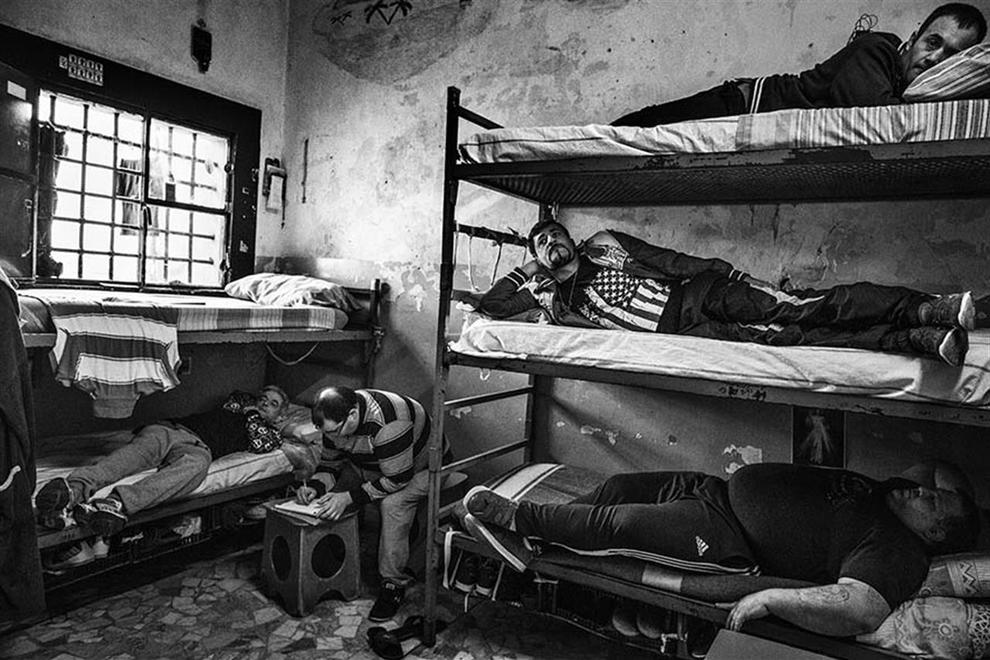 Una sconfinata solitudine di massa»: le carceri italiane nel libro fotografico Prigionieri di Valerio Bispuri